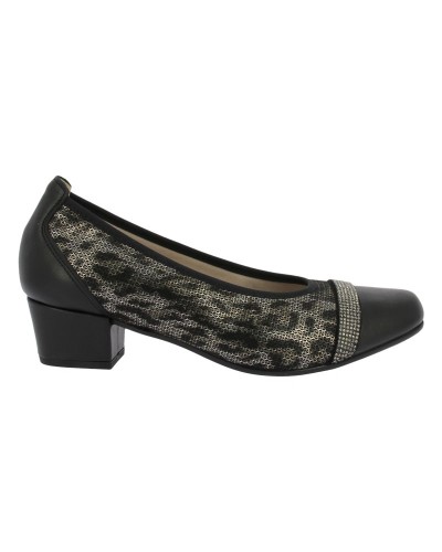 Frau hielt den Schuh Doctor Cutillas 81262