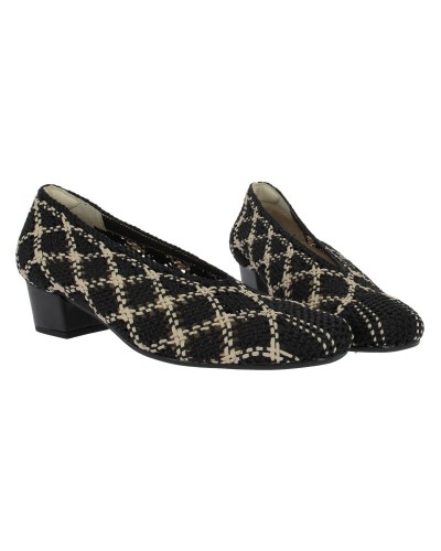 Frau hielt den Schuh Doctor Cutillas 81270