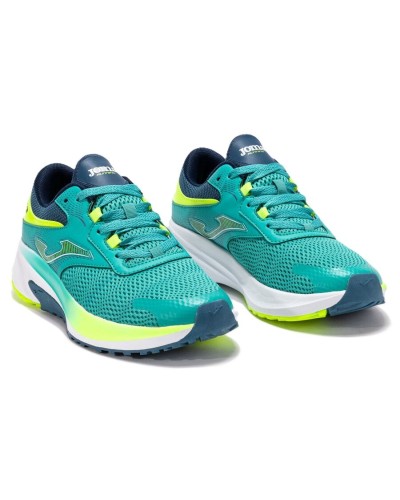 Sportlicher Mann läuft Joma Ractis2527